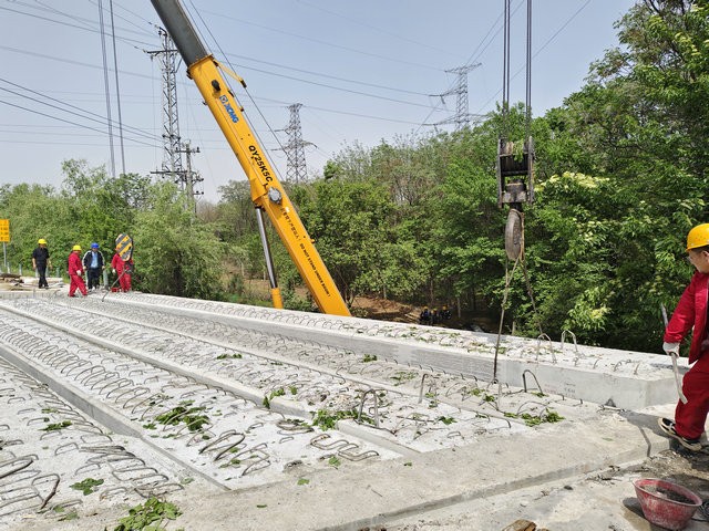 ·½¼Ò´åÁ¢½»Í¨ÐÐÄÜÁ¦ÌáÉý¹¤³ÌAÔѵÀÇÅÈ«·ùÔ¤ÖÆ°åÁº¼ÜÉèÍê³É (2).jpg